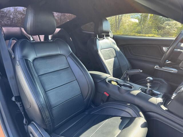 Ford MUSTANG Fastback 2.3 EcoBoost 289pk | Custom Pack Black | Lederen bekleding | Navigatie full map | Voorstoelen verwarmd en geventileerd | Audio installatie premium | Twister Orange