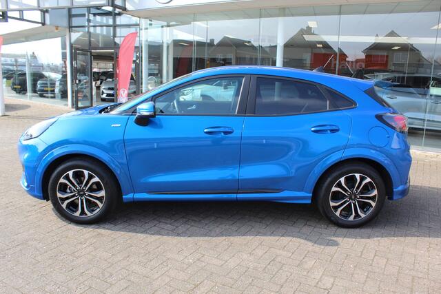 Ford PUMA 1.0-125pk EcoBoost Hybrid ST-Line. April 2024 ! Slechts 10.618km ! Autm. airco, navigatie, telefoonvoorb., camera, pdc v+a, parkeerassistent, LED verl., metallic lak, LM wielen, stoel-, stuur- en voorraamverw., lane- en sideassist, adapt. cruise cntrl etc