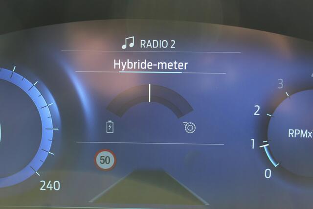 Ford PUMA 1.0-125pk EcoBoost Hybrid ST-Line. April 2024 ! Slechts 10.618km ! Autm. airco, navigatie, telefoonvoorb., camera, pdc v+a, parkeerassistent, LED verl., metallic lak, LM wielen, stoel-, stuur- en voorraamverw., lane- en sideassist, adapt. cruise cntrl etc