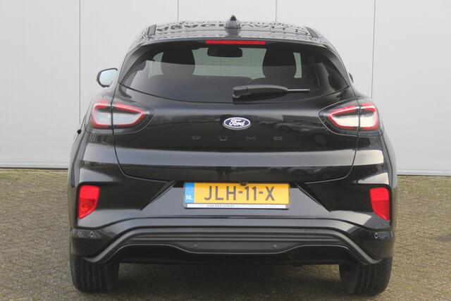 Ford PUMA 1.0-125pk EcoBoost Mild-Hybrid ST-Line. Mooie luxe hoogzitter ! Slechts 12.200km ! Autm. airco, adapt. cruise control, stoel-, stuur- en voorraamverw., navigatie, telefoonvoorb., LM wielen, elektr. achterklep, LED verl., camera, pdc v+a etc.