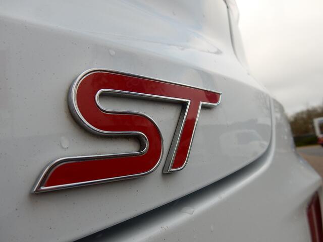 Ford PUMA 1.5 200PK EcoBoost ST-X | Recaro | Winter pack | Camera | 19-inch | LED |