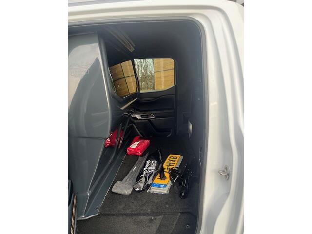 Ford RANGER 3.0 V6 AUT 4WD 2 PERS VAN BPM VRIJ DIRECT LEVERBAAR 3500 KG TREKGEW ¤ 55.900 EXCL Een van de laatste beschikbare 3.0 V6 motoren op grijs kenteken zonder BPM te betalen . deze sterke motor mag 3500 kg trekken en is FISCAAL ZEER VOORDELIG . informeer voo