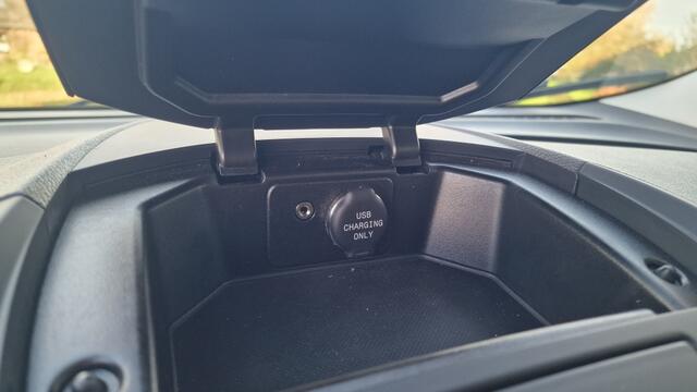 Ford TOURNEO COURIER 1.0 Titanium, Stoelverwarming, Bluetooth, Cruise Control