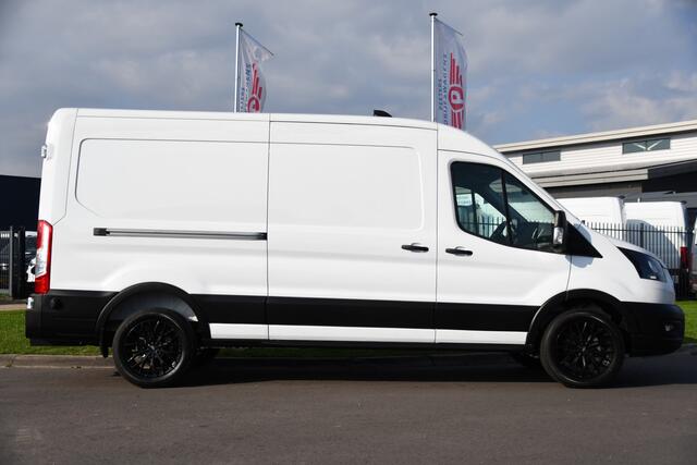 Ford TRANSIT 350 2.0 TDCI L3H2 Black & White Edition Cruise, Carplay, Stoelverwarming, NAVI, 130PK, Multimedia, Sensoren, Trekhaak, UNIEK!