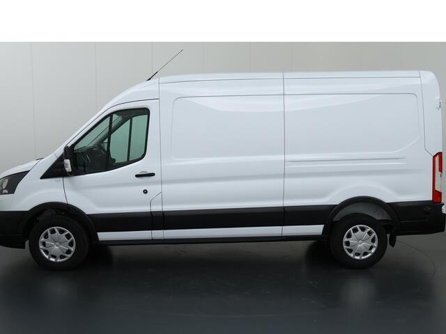 Ford TRANSIT 350 2.0 TDCI L3H2 Trend Navigatie | Stoelverwarming | Trekhaak 2500 KG AHW | Airco | 3-Zits | NIEUW | Carplay - Android Auto | Laadruimte Pakket | Cruise Control | Multifuntioneel Stuurwiel