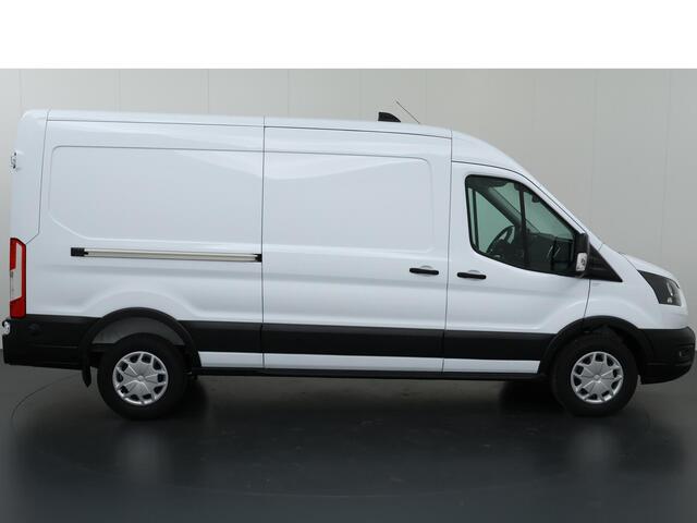 Ford TRANSIT 350 2.0 TDCI L3H2 Trend Navigatie | Stoelverwarming | Trekhaak 2500 KG AHW | Airco | 3-Zits | NIEUW | Carplay - Android Auto | Laadruimte Pakket | Cruise Control | Multifuntioneel Stuurwiel