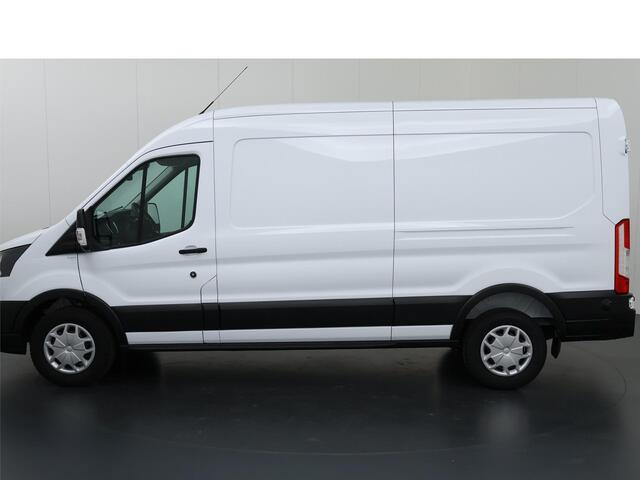 Ford TRANSIT 350 2.0 TDCI L3 H2 Trend Navigatie | Stoelverwarming | Trekhaak 2500 KG AHW | Airco | 3-Zits | NIEUW | Carplay - Android Auto | Laadruimte Pakket | Cruise Control | Multifuntioneel Stuurwiel