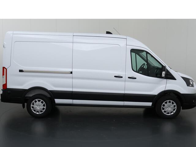 Ford TRANSIT 350 2.0 TDCI L3 H2 Trend Navigatie | Stoelverwarming | Trekhaak 2500 KG AHW | Airco | 3-Zits | NIEUW | Carplay - Android Auto | Laadruimte Pakket | Cruise Control | Multifuntioneel Stuurwiel