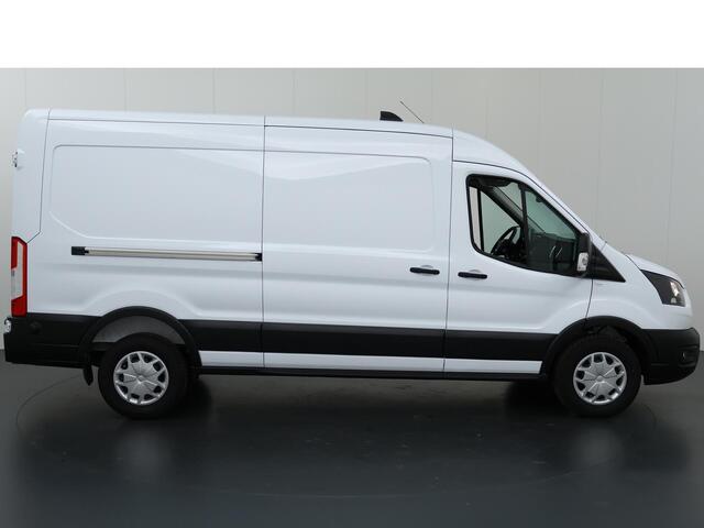 Ford TRANSIT 350 2.0 TDCI L3 H2 Trend Navigatie | Stoelverwarming | Trekhaak 2500 KG AHW | Airco | 3-Zits | NIEUW | Carplay - Android Auto | Laadruimte Pakket | Cruise Control | Multifuntioneel Stuurwiel