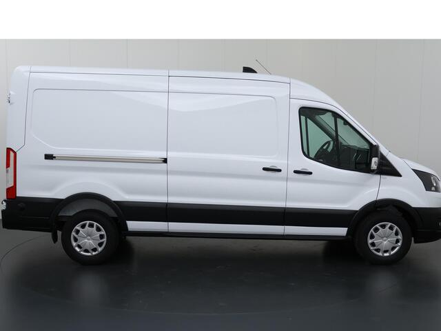 Ford TRANSIT 350 2.0 TDCI L3 H2 Trend Navigatie | Stoelverwarming | Trekhaak 2500 KG AHW | Airco | 3-Zits | NIEUW | Carplay - Android Auto | Laadruimte Pakket | Cruise Control | Multifuntioneel Stuurwiel