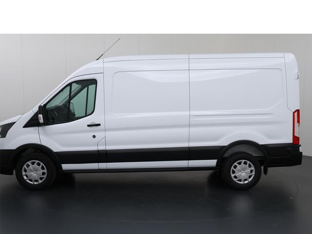 Ford TRANSIT 350 2.0 TDCI L3 H2 Trend | Navigatie | Stoelverwarming | Trekhaak 2500 KG AHW | Airco | 3-Zits | NIEUW | Carplay - Android Auto | Laadruimte Pakket | Cruise Control | Multifuntioneel Stuurwiel