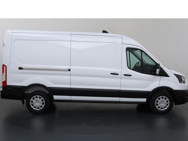 Ford TRANSIT 350 2.0 TDCI L3 H2 Trend | Navigatie | Stoelverwarming | Trekhaak 2500 KG AHW | Airco | 3-Zits | NIEUW | Carplay - Android Auto | Laadruimte Pakket | Cruise Control | Multifuntioneel Stuurwiel