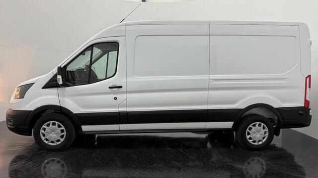 Ford TRANSIT 350 2.0 TDCI L3H2 Trend met o.a. een Trekhaak, Navigatiesysteem, Apple Carplay/Android Auto, Safety Comfort-pack, All weather banden, Led laadruimteverlichting, Laadruimte beschermingspakket en een Reservewiel