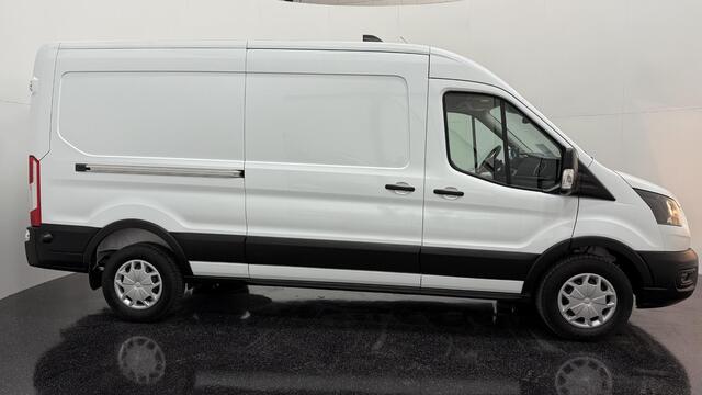 Ford TRANSIT 350 2.0 TDCI L3H2 Trend met o.a. een Trekhaak, Navigatiesysteem, Apple Carplay/Android Auto, Safety Comfort-pack, All weather banden, Led laadruimteverlichting, Laadruimte beschermingspakket en een Reservewiel