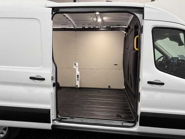 Ford TRANSIT 350 2.0 TDCI L3H2 Trend met o.a. een Trekhaak, Navigatiesysteem, Apple Carplay/Android Auto, Safety Comfort-pack, All weather banden, Led laadruimteverlichting, Laadruimte beschermingspakket en een Reservewiel