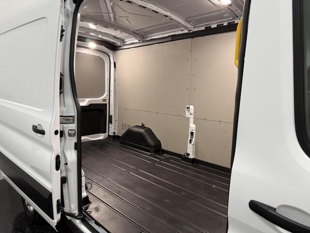 Ford TRANSIT 350 2.0 TDCI L3H2 Trend met o.a. een Trekhaak, Navigatiesysteem, Apple Carplay/Android Auto, Safety Comfort-pack, All weather banden, Led laadruimteverlichting, Laadruimte beschermingspakket en een Reservewiel