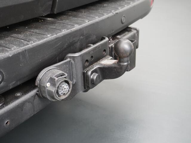 Ford TRANSIT 350 2.0TDCI L3H2 3-Persoons Airco Trekhaak Cruise Control Voorruit verwarmbaar Pdc Licht/Regensensor Trend Bluetooth Betoplex vloer Lat om Lat Wand Betimmering 1e Eigenaar Euro 6 Trekgewicht 2.500KG