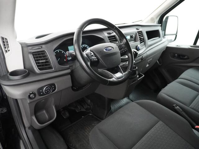 Ford TRANSIT 350 2.0TDCI L3H2 3-Persoons Airco Trekhaak Cruise Control Voorruit verwarmbaar Pdc Licht/Regensensor Trend Bluetooth Betoplex vloer Lat om Lat Wand Betimmering 1e Eigenaar Euro 6 Trekgewicht 2.500KG