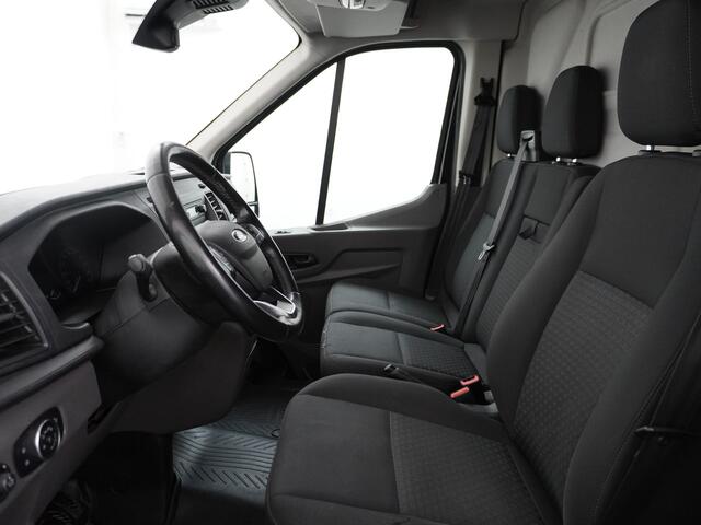 Ford TRANSIT 350 2.0TDCI L3H2 3-Persoons Airco Trekhaak Cruise Control Voorruit verwarmbaar Pdc Licht/Regensensor Trend Bluetooth Betoplex vloer Lat om Lat Wand Betimmering 1e Eigenaar Euro 6 Trekgewicht 2.500KG
