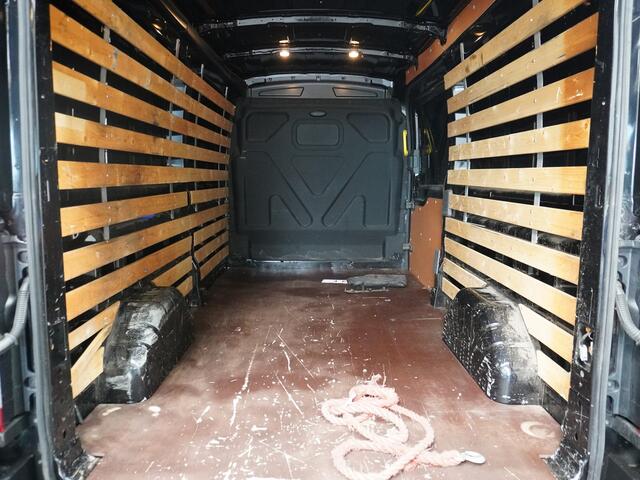 Ford TRANSIT 350 2.0TDCI L3H2 3-Persoons Airco Trekhaak Cruise Control Voorruit verwarmbaar Pdc Licht/Regensensor Trend Bluetooth Betoplex vloer Lat om Lat Wand Betimmering 1e Eigenaar Euro 6 Trekgewicht 2.500KG
