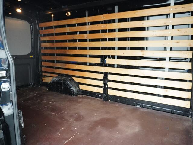 Ford TRANSIT 350 2.0TDCI L3H2 3-Persoons Airco Trekhaak Cruise Control Voorruit verwarmbaar Pdc Licht/Regensensor Trend Bluetooth Betoplex vloer Lat om Lat Wand Betimmering 1e Eigenaar Euro 6 Trekgewicht 2.500KG