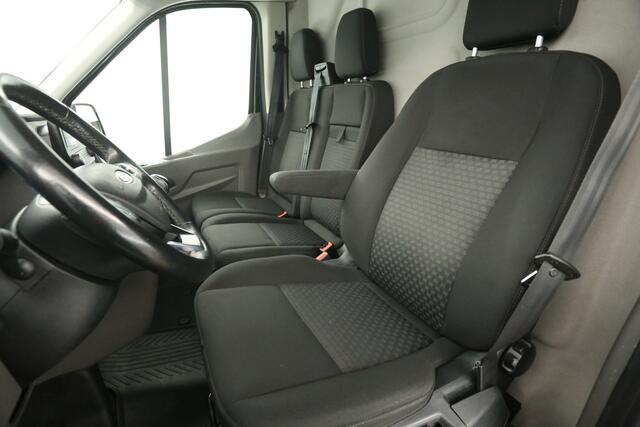 Ford TRANSIT 2.0 TDCI L3H2 130PK Airco Camera Cruise PDC 3 Persoons LED Elektrpakket Trekhaak