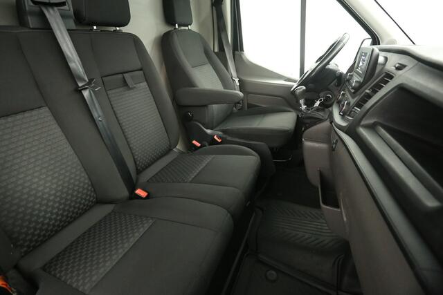 Ford TRANSIT 2.0 TDCI L3H2 130PK Airco Camera Cruise PDC 3 Persoons LED Elektrpakket Trekhaak
