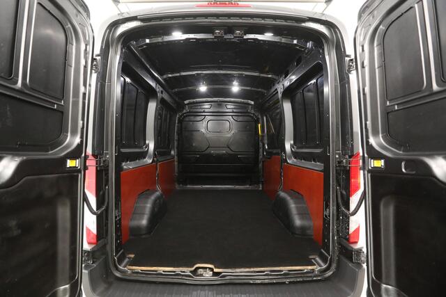 Ford TRANSIT 330 2.0 TDCI L2H2 Trend 170PK Airco Camera Cruise PDC 3 Persoons Imperiaal Trekhaak