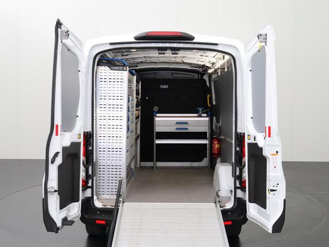 Ford TRANSIT 2.0TDCI 130PK L3H2 Werkplaats | Oprijplaat | Navigatie | 3-Persoons | Multimedia | Airco