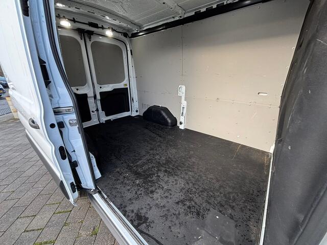 Ford TRANSIT 310 2.0 TDCI L2H2 Trend | Camera | Parkeersensoren | Trekhaak | Voorruitverwarming