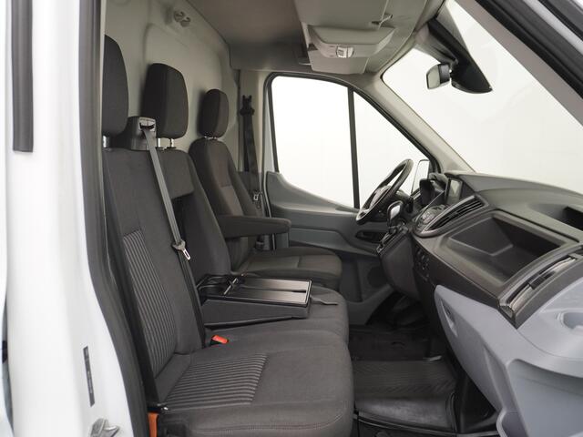 Ford TRANSIT 350 2.0TDCI 170PK Automaat L3H2 3-Persoons Apple Carplay Android Auto Airco Navi Camera Pdc Cruise Control Aut.Verlichting VoorruitVerwarming Lane-dep. Led Verst.Stoel Elek.Ramen Trend Schuifdeur Wand-Vloerbekleding Trekhaak Voorbereiding 1e Eigenaar Euro