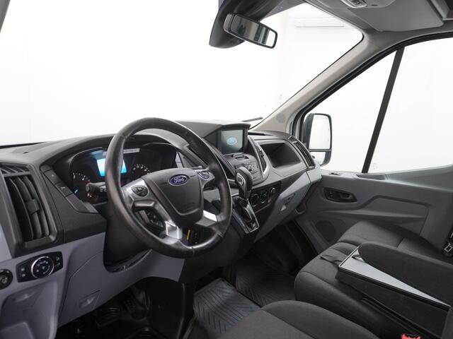 Ford TRANSIT 350 2.0TDCI 170PK Automaat L3H2 3-Persoons Apple Carplay Android Auto Airco Navi Camera Pdc Cruise Control Aut.Verlichting VoorruitVerwarming Lane-dep. Led Verst.Stoel Elek.Ramen Trend Schuifdeur Wand-Vloerbekleding Trekhaak Voorbereiding 1e Eigenaar Euro