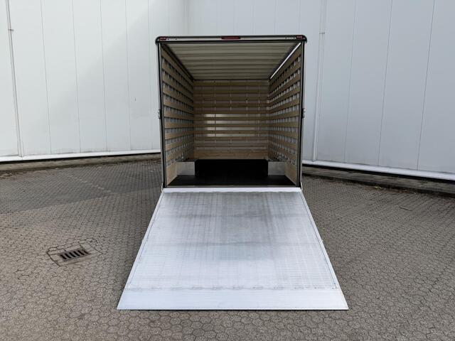 Ford TRANSIT 350 2.0 TDCI | L4 H1 | TREND | SKELETAL | KARHOF GESLOTEN BAK INCL. OVERLOOP KLEP | UIT VOORRAAD LEVERBAAR | KENTEKEN 2024 | 170 PK | AIRCO | CRUISE CONTROL | DAB+ | LANE-ASSIT | 3-ZITS