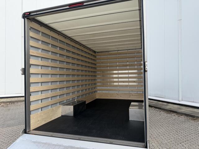 Ford TRANSIT 350 2.0 TDCI | L4 H1 | TREND | SKELETAL | KARHOF GESLOTEN BAK INCL. OVERLOOP KLEP | UIT VOORRAAD LEVERBAAR | KENTEKEN 2024 | 170 PK | AIRCO | CRUISE CONTROL | DAB+ | LANE-ASSIT | 3-ZITS