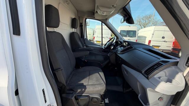 Ford TRANSIT 2.0 TDCI 96KW 131PK L2H2 AUTOMAAT EURO 6 AIRCO/ NAVIGATIE/ CAMERA/ TREKHAAK/ 100% DEALERONDERHOUDEN