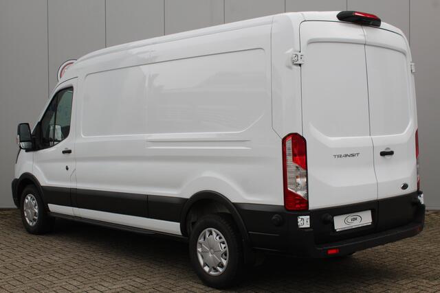 Ford TRANSIT 350 2.0-130pk TDCI L3H2 Trend. Nette bedrijfswagen die u nog jaren van dienst kan zijn ! Volledige fotoreportage volgt na poetsen. Airco, cruise cntrl, camera, pdc v+a, stoel-, spiegel- en voorraamverw., navigatie, telefoonvoorb., boordcomputer, armsteun 