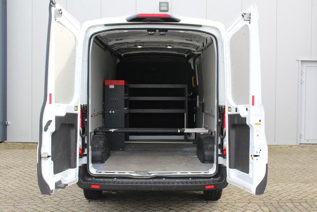 Ford TRANSIT 350 2.0-130pk TDCI L3H2 Trend. Nette bedrijfswagen die u nog jaren van dienst kan zijn ! Volledige fotoreportage volgt na poetsen. Airco, cruise cntrl, camera, pdc v+a, stoel-, spiegel- en voorraamverw., navigatie, telefoonvoorb., boordcomputer, armsteun 
