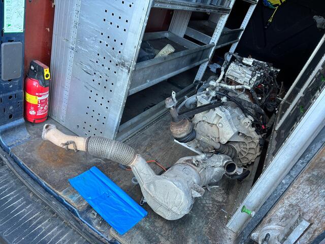 Ford TRANSIT 330 2.0 TDCI L3H2 Trend | 3 Zitplaatsen | Trekhaak | Parkeer Camera | LET OP MOTOR STUK