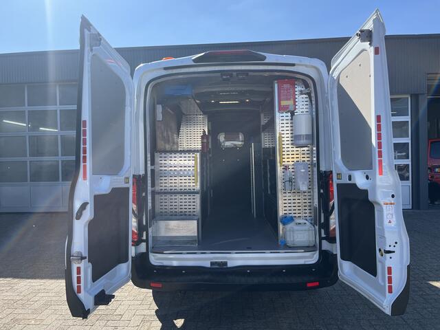 Ford TRANSIT 350 2.0 TDCI L2H2 RWD 170pk Kastinrichting Werkplaatsinrichting Airco Cruise controle Navigatiesysteem Telefoonverbinding Parkeersensoren voor en achter 2-Persoons Bpm vrij Sortimo Werkplaats Omvormer St