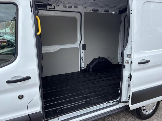 Ford TRANSIT 350 2.0 TDCI L2H2 Trend | SCI 130pk | 3 zits | Voorruit verwarming | Cruise control | Parkeersensoren