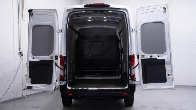 Ford TRANSIT 2.0 TDCI 130 pk L3H3 Trend Navi, Camera, DAB+ Dodehoek Assist, Laadruimte Pakket, PDC V+A, Hoog Dak, 3-Zits