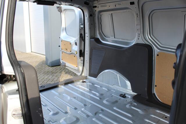 Ford TRANSIT CONNECT 1.5-100pk EcoBlue L2. Erg nette Ford Transit Connect L2 / verlengde uitvoering. Airco, telefoonvoorbereiding, trekhaak, verwarmd voorraam, mistverlichting, LM wielen, metallic lak, bijrijdersbank etc