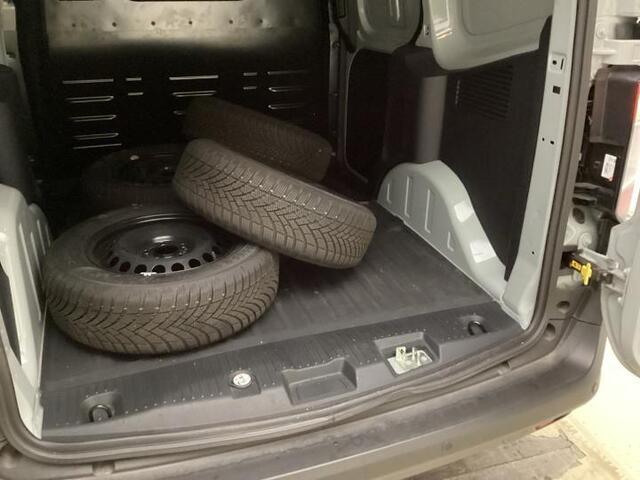 Ford TRANSIT COURIER 1.0 EcoBoost Base 100pk | Achteruitrijcamera | SYNC 4 | Parkeersensoren achter | Reserve Wiel | Verlengde fabrieksgarantie tot 11-2028