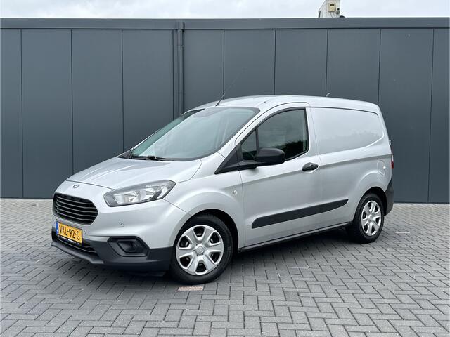Ford TRANSIT COURIER 1.5 TDCI / 1e EIGENAAR / 21.248 KM ! / AIRCO / STOELVERWARMING / PDC / NAVIGATIE / CARPLAY