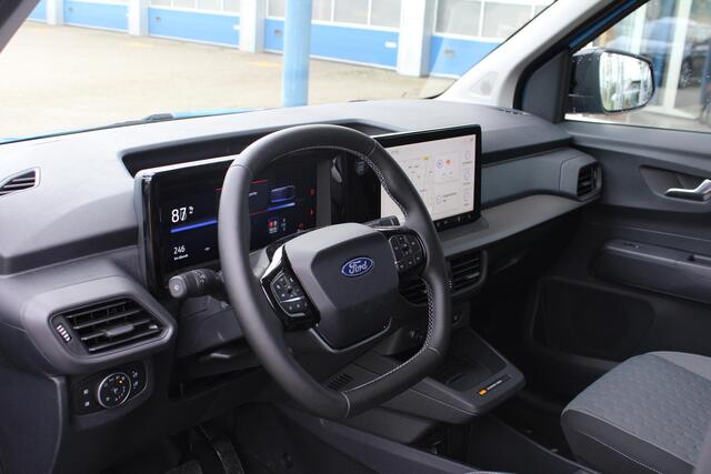 Ford TRANSIT COURIER E-Transit Limited 44 kWh 136pk | DEMO | Trekhaak | Driver Assistance Pack met Navigatie | Led laadruimte verlichting | Laadvloerbescherming Rubber