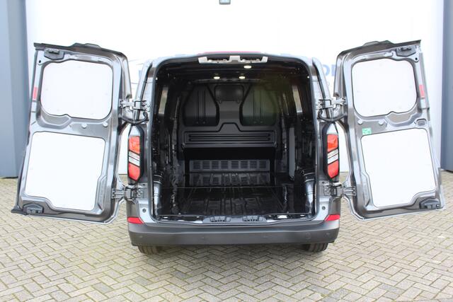 Ford TRANSIT CUSTOM 320 2.0-136pk TDCI L2H1 'Trend'. Overtuig u van de rijkwaliteiten van dit nieuwe model Ford Transit Custom. Camera, LED koplampen, Cruise Control, Aut. Airco, App Connect, Winterpack
