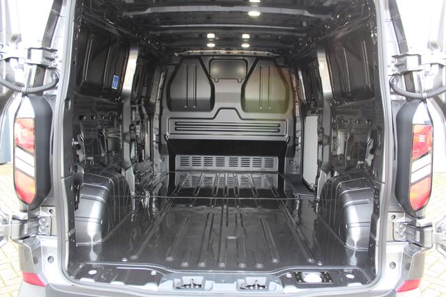 Ford TRANSIT CUSTOM 320 2.0-136pk TDCI L2H1 'Trend'. Overtuig u van de rijkwaliteiten van dit nieuwe model Ford Transit Custom. Camera, LED koplampen, Cruise Control, Aut. Airco, App Connect, Winterpack