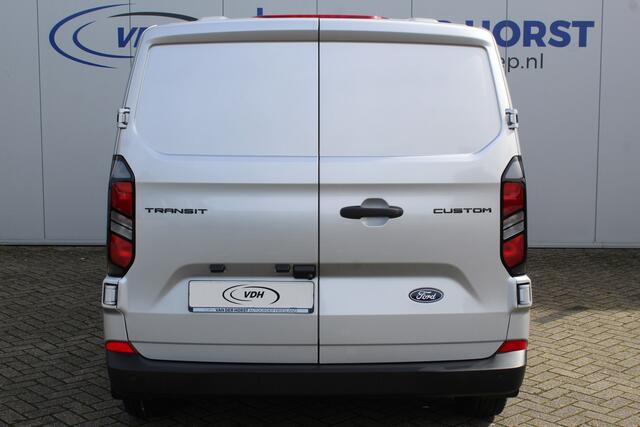 Ford TRANSIT CUSTOM 320 2.0-136pk TDCI L2H1 'Trend' AUTOMAAT ! Overtuig u van de rijkwaliteiten van dit nieuwe model Ford Transit Custom. Camera, LED koplampen, Cruise Control, Aut. Airco, Navigatie by Apple / Android, Voorraam verwarmd, Metallic lak etc.