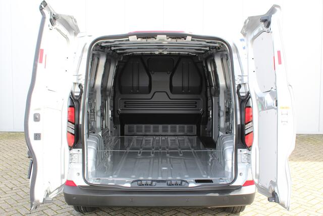 Ford TRANSIT CUSTOM 320 2.0-136pk TDCI L2H1 'Trend' AUTOMAAT ! Overtuig u van de rijkwaliteiten van dit nieuwe model Ford Transit Custom. Camera, LED koplampen, Cruise Control, Aut. Airco, Navigatie by Apple / Android, Voorraam verwarmd, Metallic lak etc.