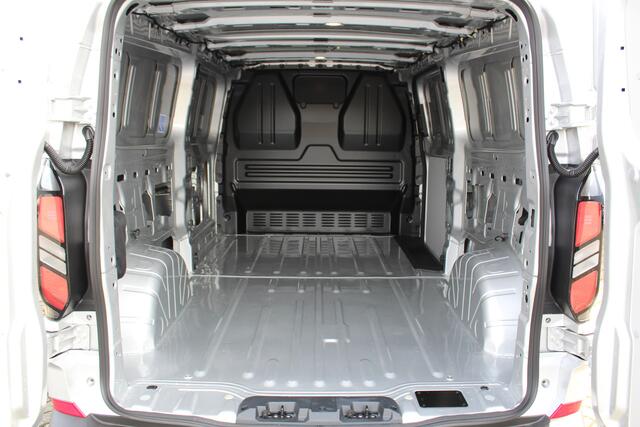 Ford TRANSIT CUSTOM 320 2.0-136pk TDCI L2H1 'Trend' AUTOMAAT ! Overtuig u van de rijkwaliteiten van dit nieuwe model Ford Transit Custom. Camera, LED koplampen, Cruise Control, Aut. Airco, Navigatie by Apple / Android, Voorraam verwarmd, Metallic lak etc.
